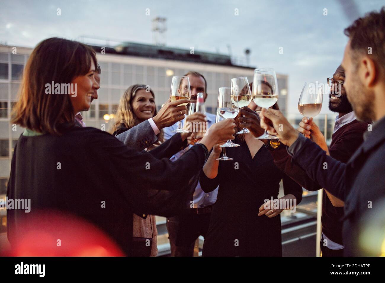 Business-Mitarbeiter toasten Weingläser während im Büro feiern Party auf Terrasse Stockfoto