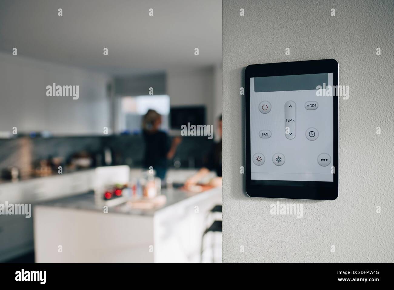 Thermostat-App auf digitalen Tablet über weiße Wand an montiert Zu Hause Stockfoto