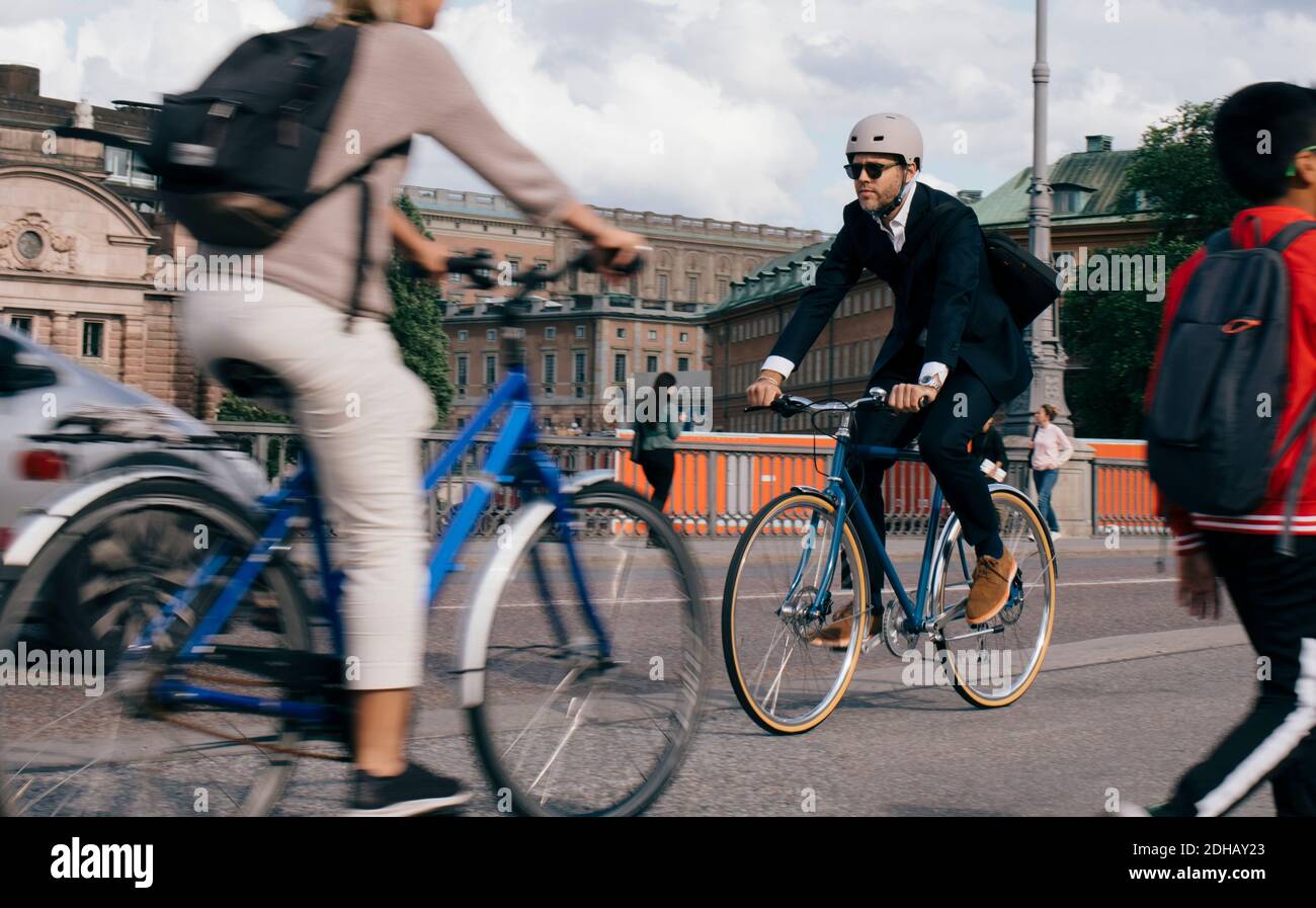 Ganze Länge des Geschäftsmannes Fahrrad auf der Straße in der Stadt reiten Stockfoto