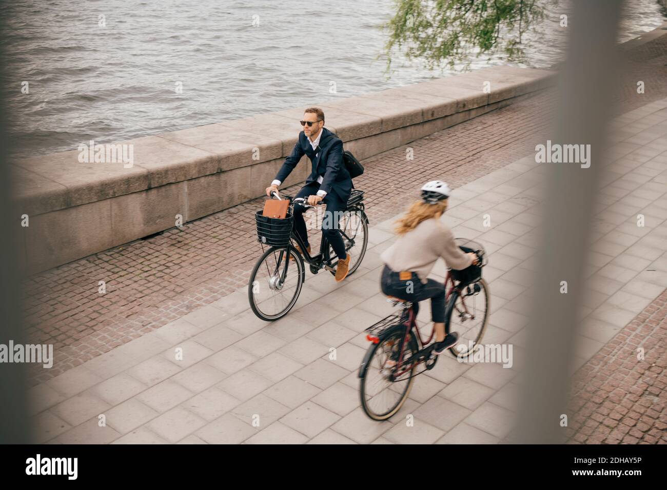 High-Angle-Ansicht von Menschen, die Fahrräder auf Fußweg in Stadt Stockfoto