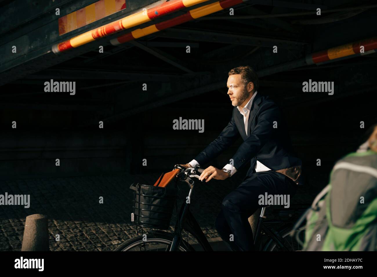 Zuversichtlich Geschäftsmann Fahrrad fahren in der Stadt Stockfoto