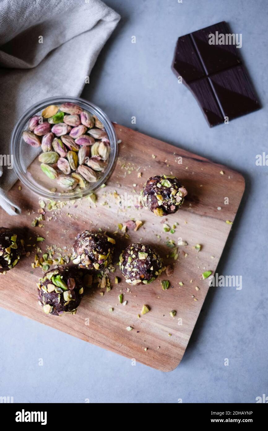 High-Angle-Ansicht der Schokolade Pistazien Trüffel mit Zutaten auf Küchentisch Stockfoto