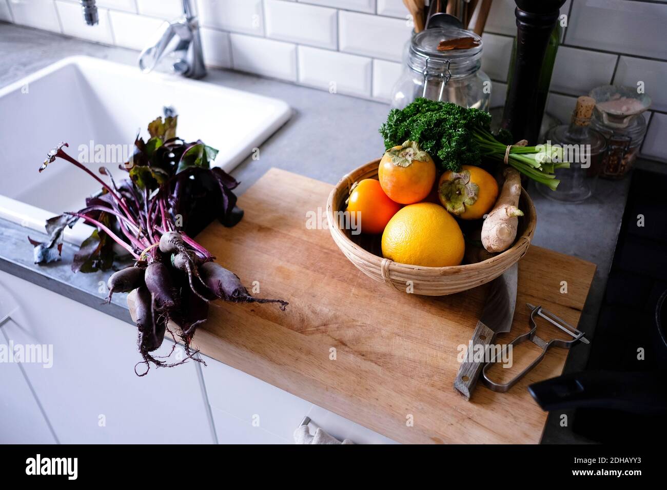 Blick auf Obst und Gemüse auf der Küchentischfläche Stockfoto