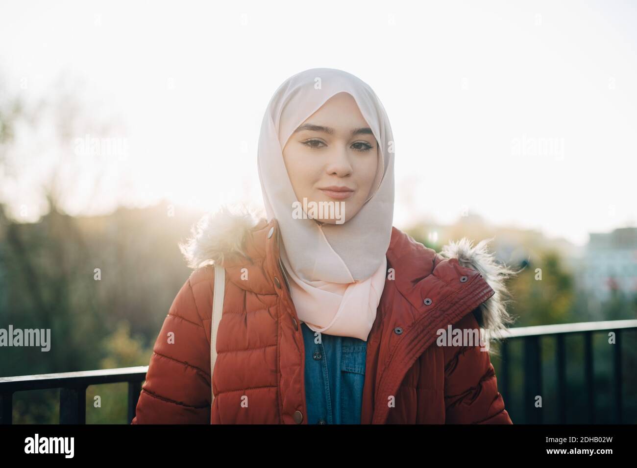 Porträt einer selbstbewussten jungen muslimischen Frau gegen klaren Himmel Stockfoto