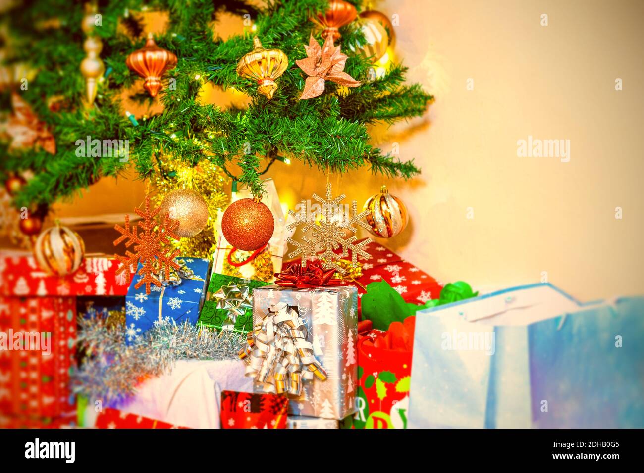 Weihnachtsgeschenke unter dem Weihnachtsbaum Stockfoto