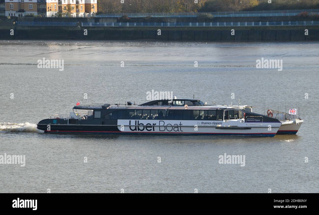 Uber Boot von Thames Clipper River Bus Service Schiff Neptune Clipper auf der Themse Stockfoto