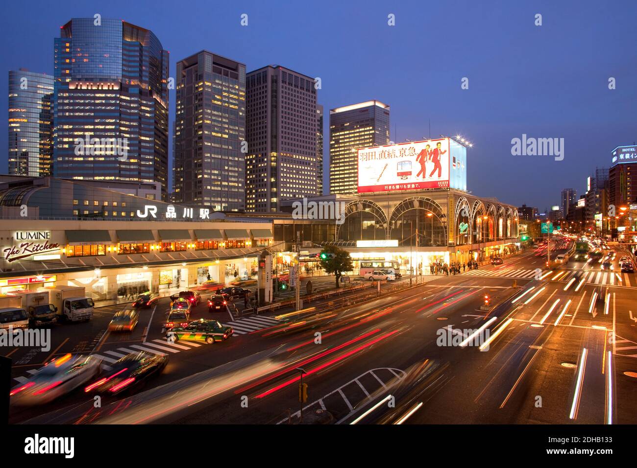 Shinagawa, Tokio, Japan, Asien - Shinagawa Hauptbahnhof mit Gebäuden der Shinagawa Intercity in Takanawa Avenue. Stockfoto