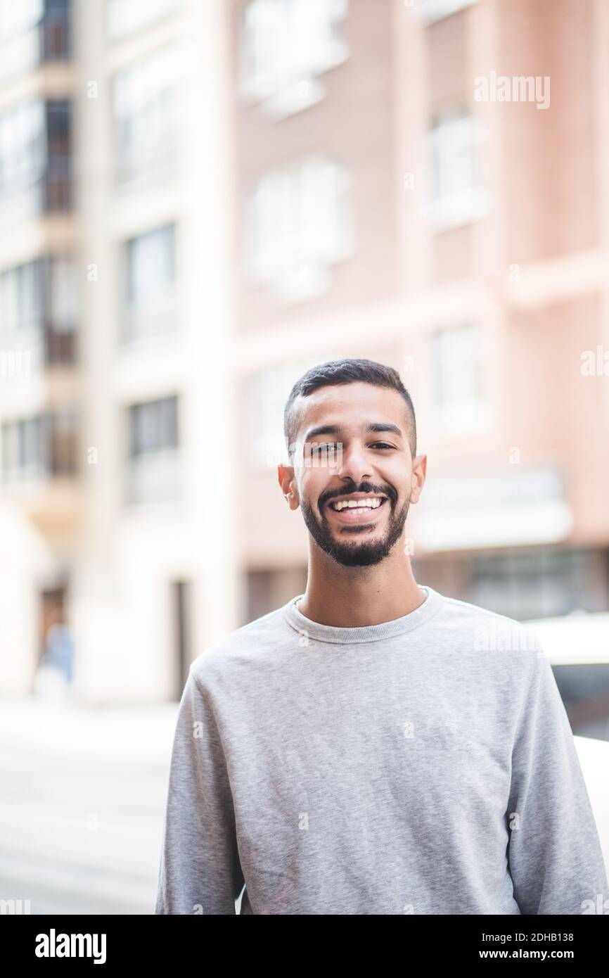 Porträt eines lächelnden jungen Mannes, der im Freien steht Stockfoto