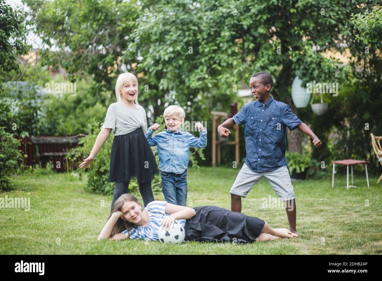 Multiethnische Gruppe von männlichen und weiblichen Freunden, die Spaß haben Hinterhof Stockfoto