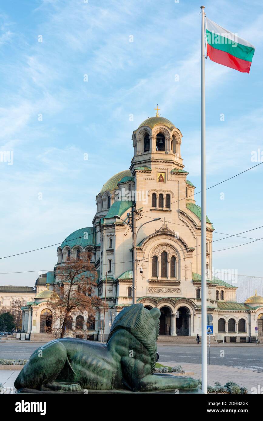 Sofia Bulgarien Flaggenansicht der Alexander Newski orthodoxen Kathedrale und der Bulgarischen Nationalflagge in Sofia, Bulgarien, Osteuropa, Balkan, EU Stockfoto