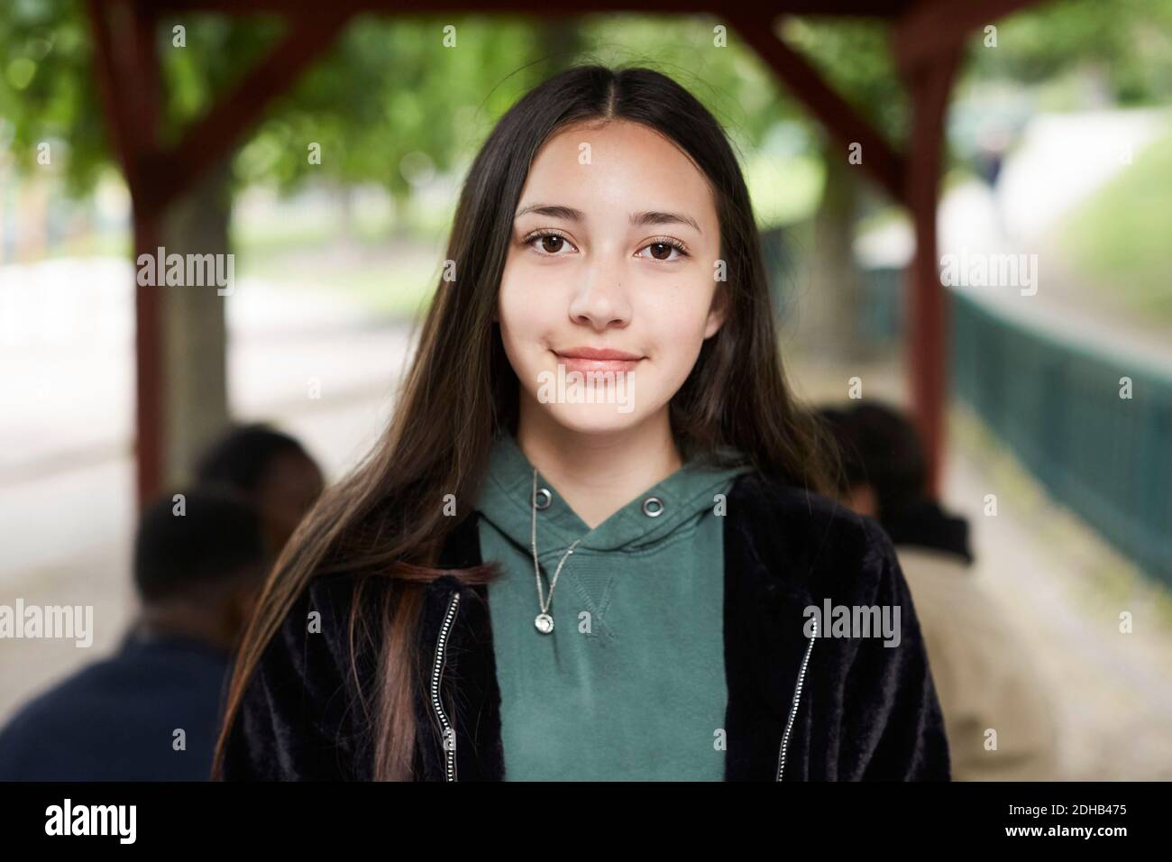 Portrait zuversichtlich weibliche Teenager-Mädchen im Park Stockfoto