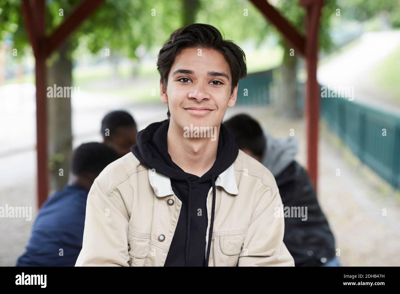 Porträt eines lächelnden jungen Mannes im Park Stockfoto