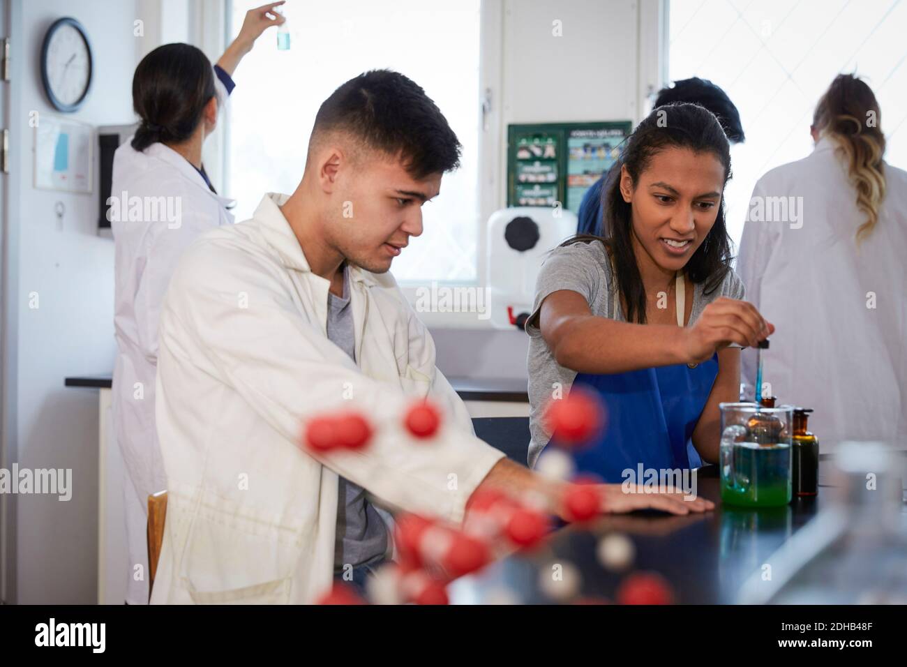 Multiethnische Chemiestudenten mit Laborlehrer an der Universität Stockfoto