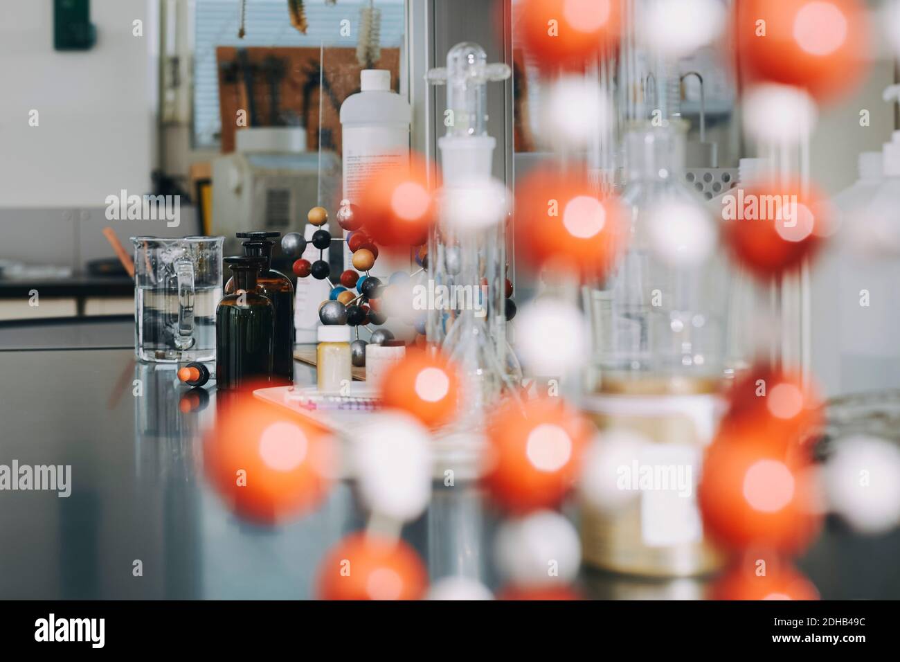 Molekulare Struktur auf dem Tisch im Chemielabor der Universität Stockfoto