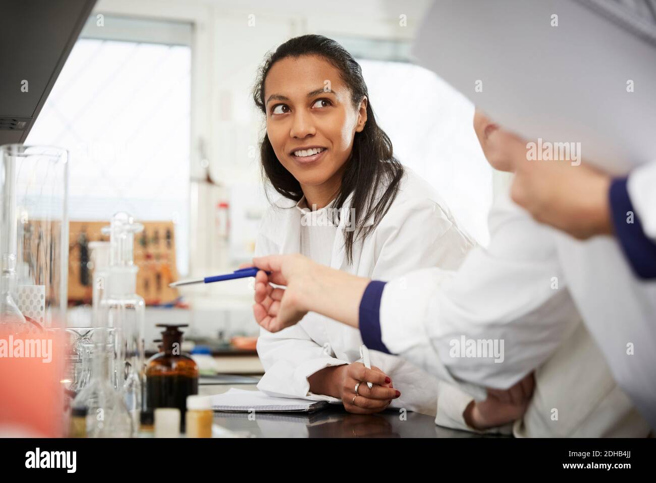 Cropped reifen weiblichen Chemie-Lehrer erklärt jungen Studenten in Labor Stockfoto