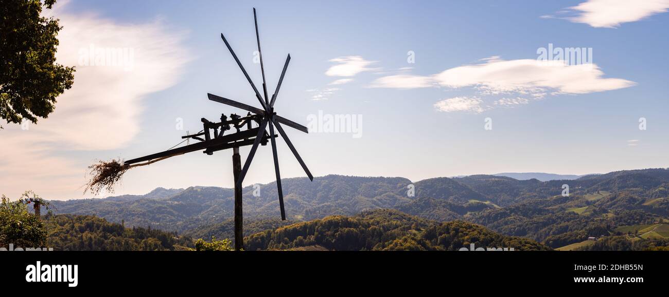 Steirische Toskana wie Weinberg mit Windmühle, Panorama der Traubenkulturen in Slowenien spicnik. Stockfoto
