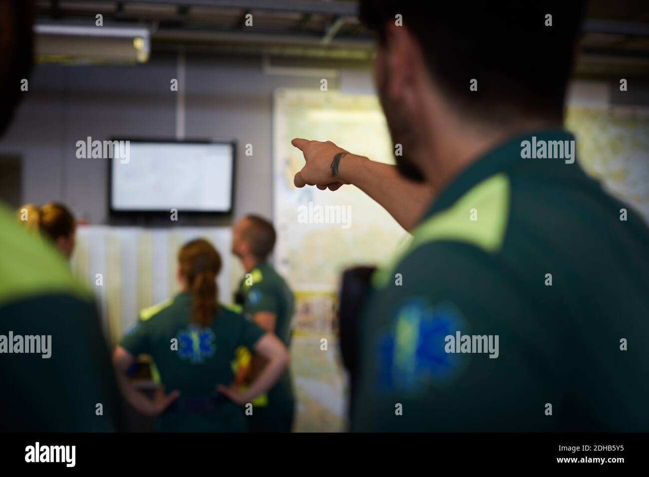 Männlicher Sanitäter, der im Krankenhaus auf den Bildschirm zeigt Stockfoto