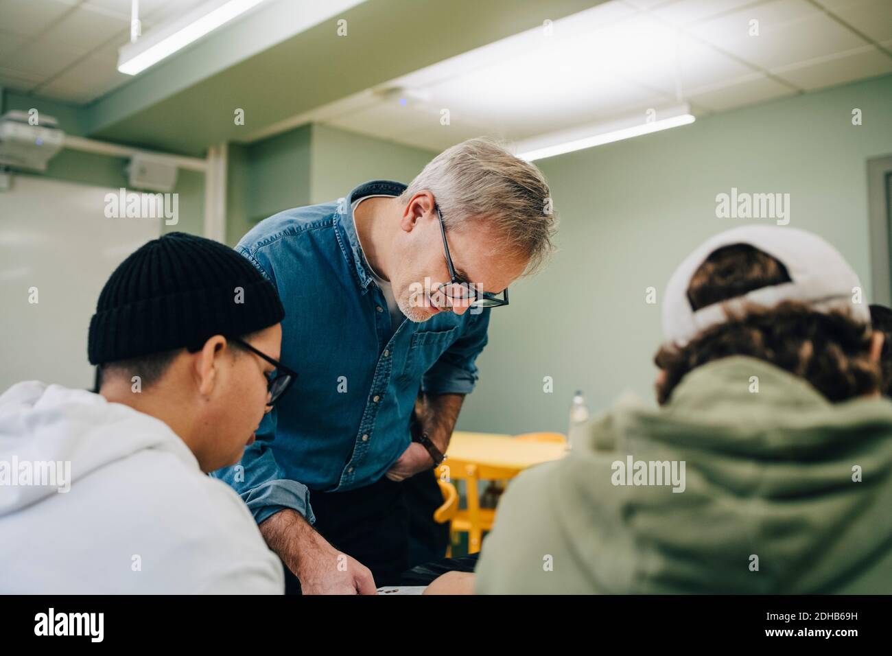 Männliche Lehrer unterrichten von Schülern im Klassenzimmer Stockfoto