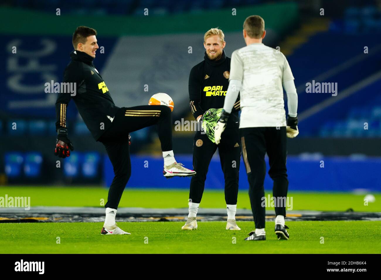 10. Dezember 2020; King Power Stadium, Leicester, Midlands, England; UEFA Europa League Football, Leicester City gegen AEK Athen; die Leicester City Torhüter wärmen sich vor dem Anpfiff auf Stockfoto