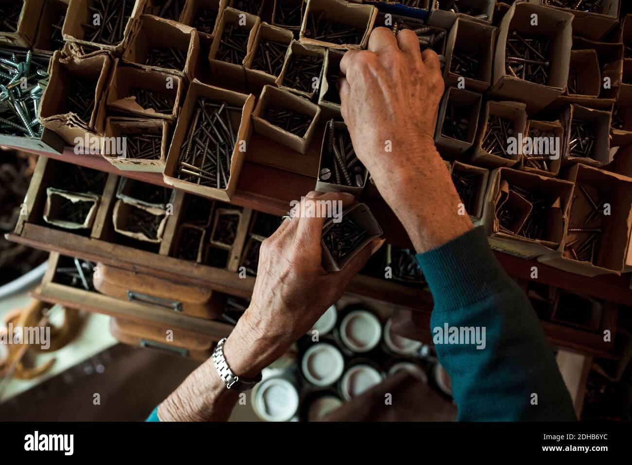 Direkt über der Ansicht der leitenden Verkäuferin, die Nägel entfernt Aus Karton im Baumarkt Stockfoto