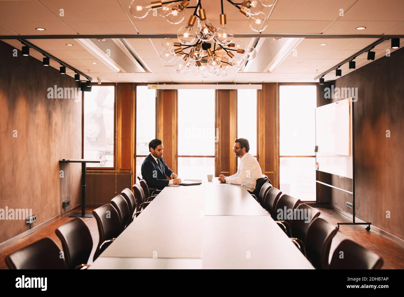 Finanzberater, der mit dem Kunden im Vorstandszimmer spricht Büro Stockfoto