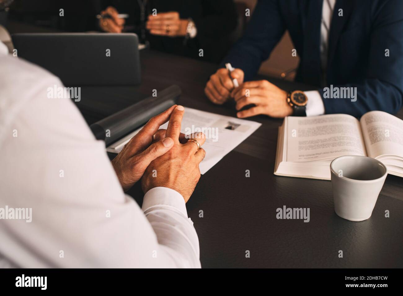 Mittelabteilung des Anwalts mit Klienten in der Sitzung an der Rechtsanwaltskanzlei Stockfoto