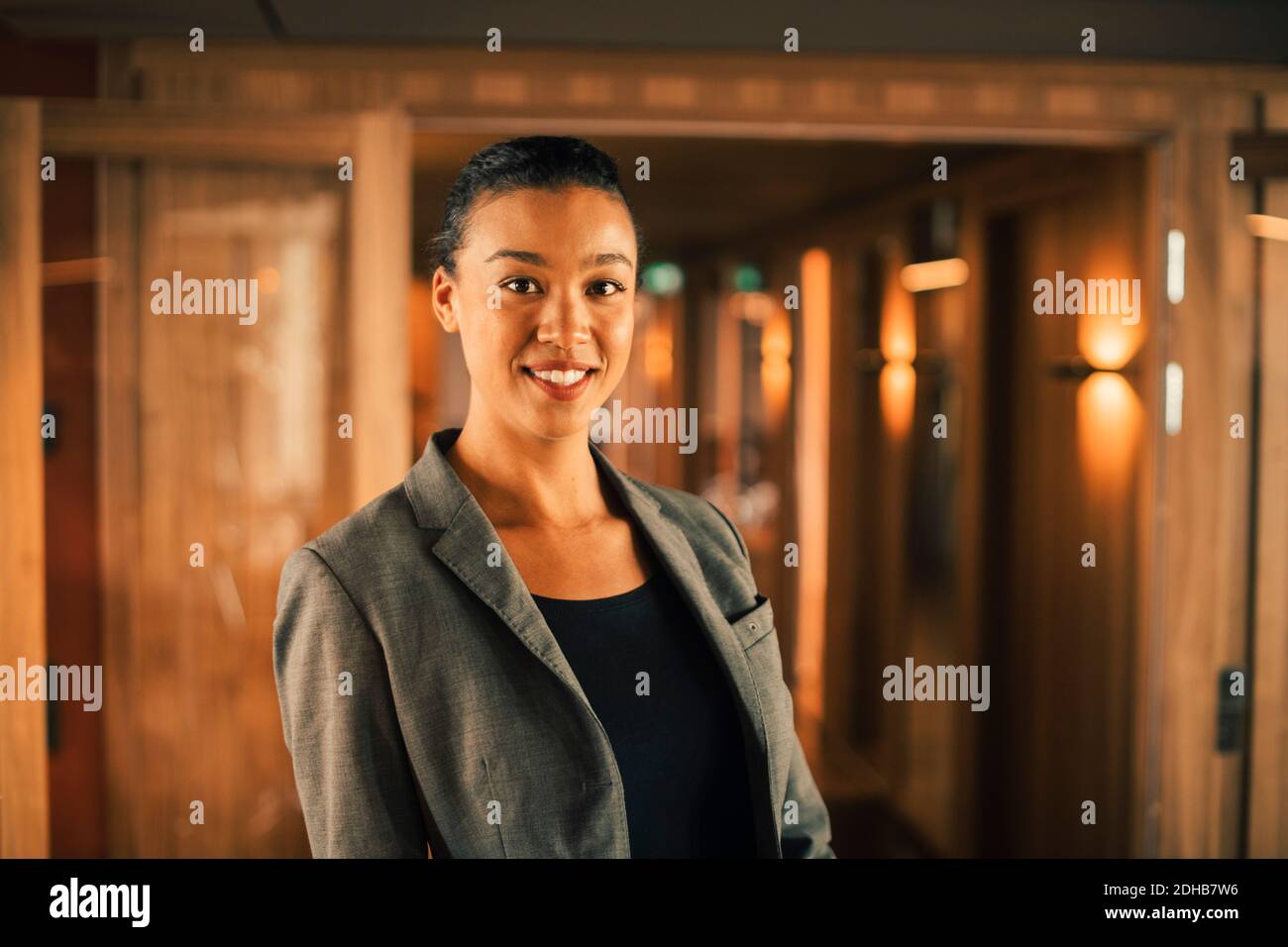 Porträt von lächelnden weiblichen professionellen in der Anwaltskanzlei Stockfoto