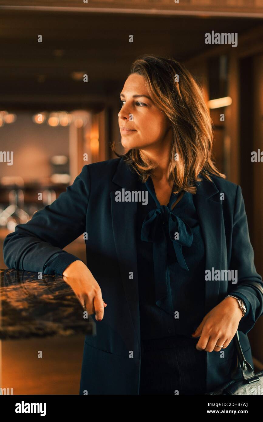 Nachdenklich zuversichtlich mittleren Erwachsenen weiblichen professionellen Blick weg auf Gesetz Büro Stockfoto