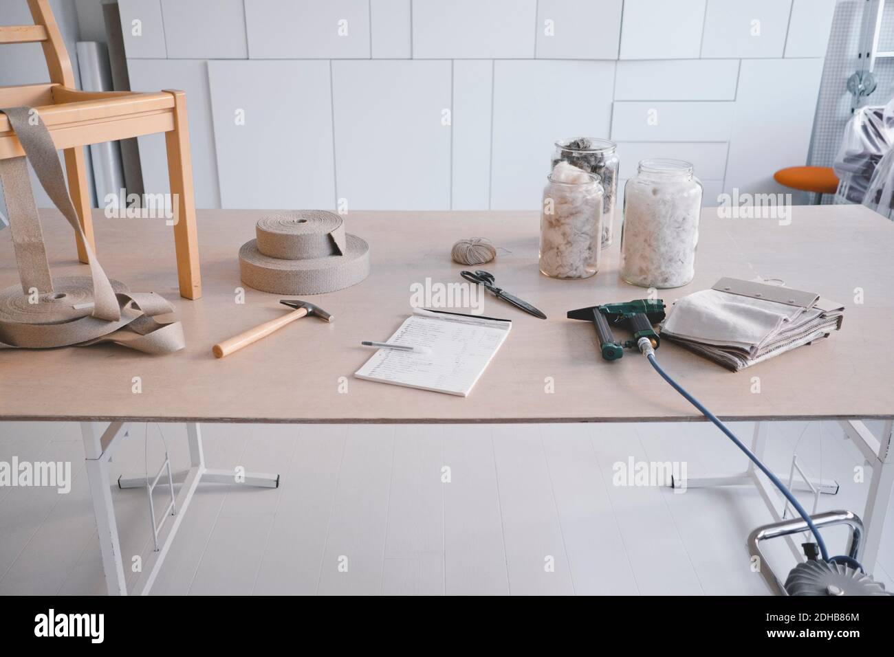 Verschiedene Ausstattung auf dem Schreibtisch im Designstudio Stockfoto