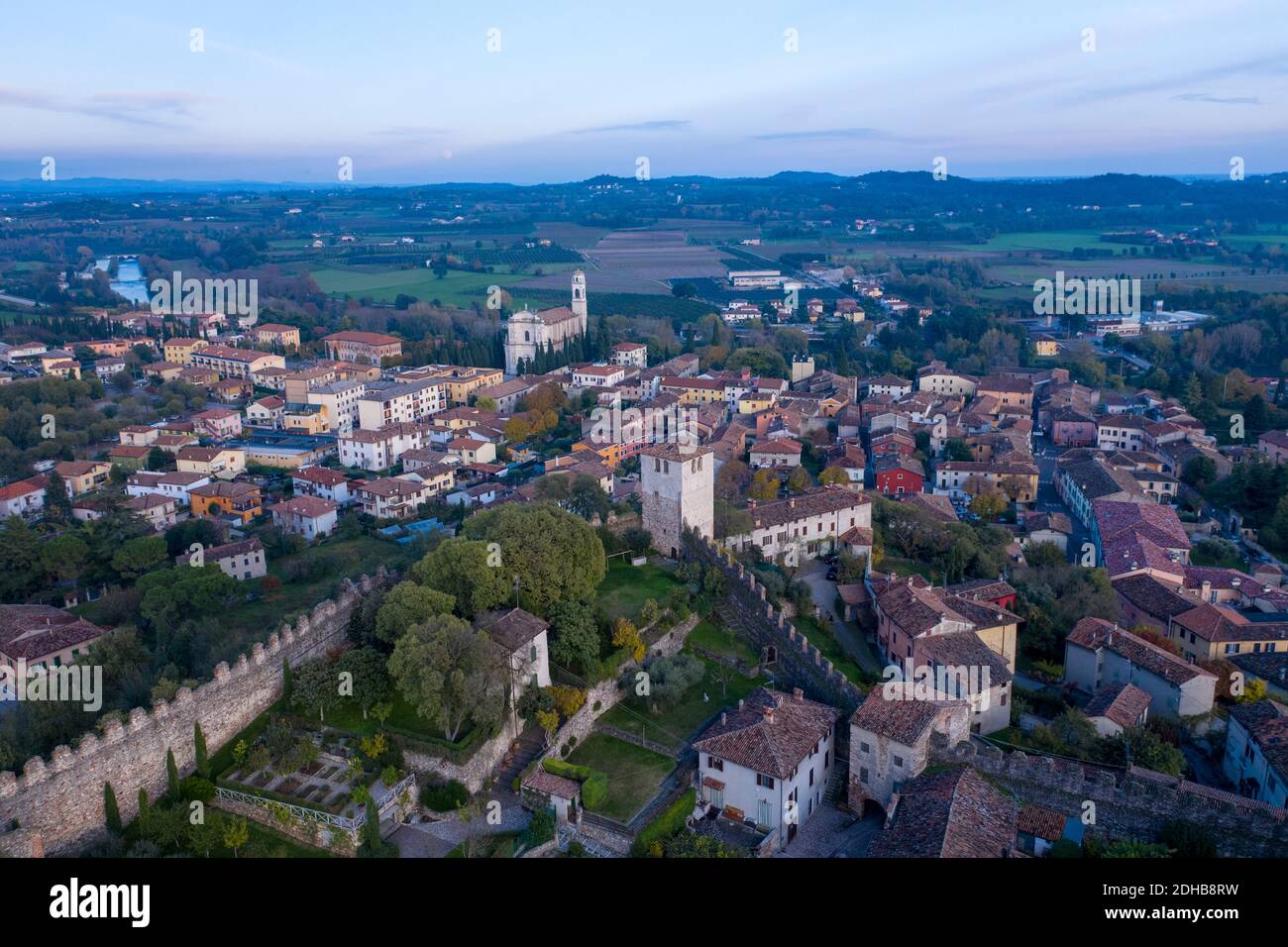 Blick auf Monzambano, die Burg und die Mauern, Mozambano (Mantova) Italien Stockfoto