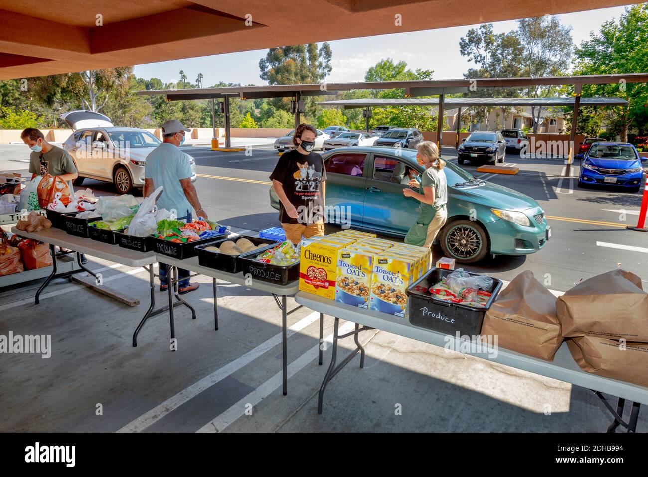 Eine Wohltätigkeitsküche in einer katholischen Kirche in Südkalifornien liefert Nahrung für bedürftige Menschen mit Drive-Through-Verteilung. Beachten Sie Masken aufgrund der Coronavirus-Pandemie. Stockfoto