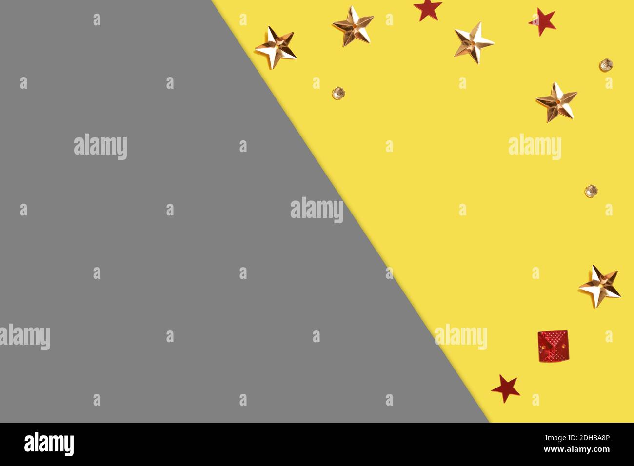 Farbe des Jahres 2021 gelb und grau mit Konfetti in den verschiedenen Formen. Hochwertige Fotos Stockfoto