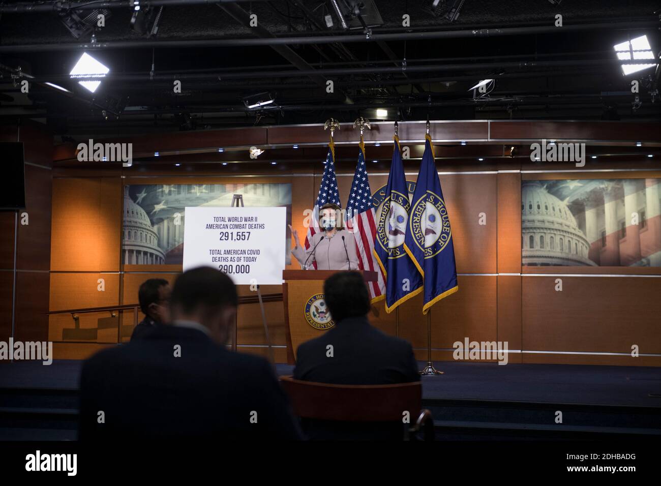 Die Sprecherin des Repräsentantenhauses der Vereinigten Staaten, Nancy Pelosi (Demokratin von Kalifornien), bietet während ihrer wöchentlichen Pressekonferenz im US-Kapitol in Washington, DC, am Donnerstag, den 10. Dezember 2020, Kommentare und Fragen von Reportern an. Kredit: Rod Lampey/CNP Verwendung weltweit Stockfoto