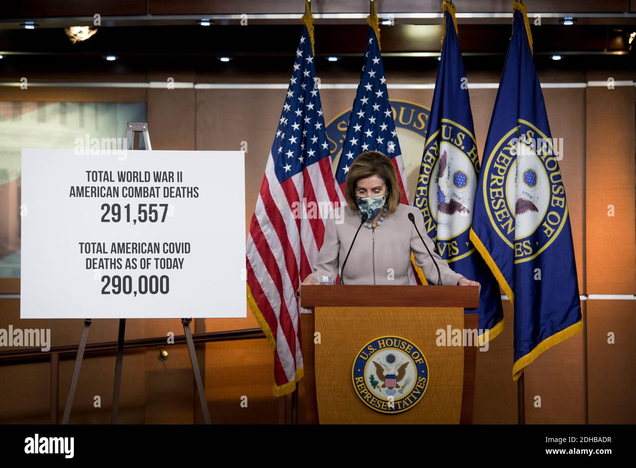 Die Sprecherin des Repräsentantenhauses der Vereinigten Staaten, Nancy Pelosi (Demokratin von Kalifornien), bietet während ihrer wöchentlichen Pressekonferenz im US-Kapitol in Washington, DC, am Donnerstag, den 10. Dezember 2020, Kommentare und Fragen von Reportern an. Kredit: Rod Lampey/CNP Verwendung weltweit Stockfoto Die Sprecherin des Repräsentantenhauses der Vereinigten Staaten, Nancy Pelosi (Demokratin von Kalifornien), bietet während ihrer wöchentlichen Pressekonferenz im US-Kapitol in Washington, DC, am Donnerstag, den 10. Dezember 2020, Kommentare und Fragen von Reportern an. Kredit: Rod Lampey/CNP Verwendung weltweit Stockfoto