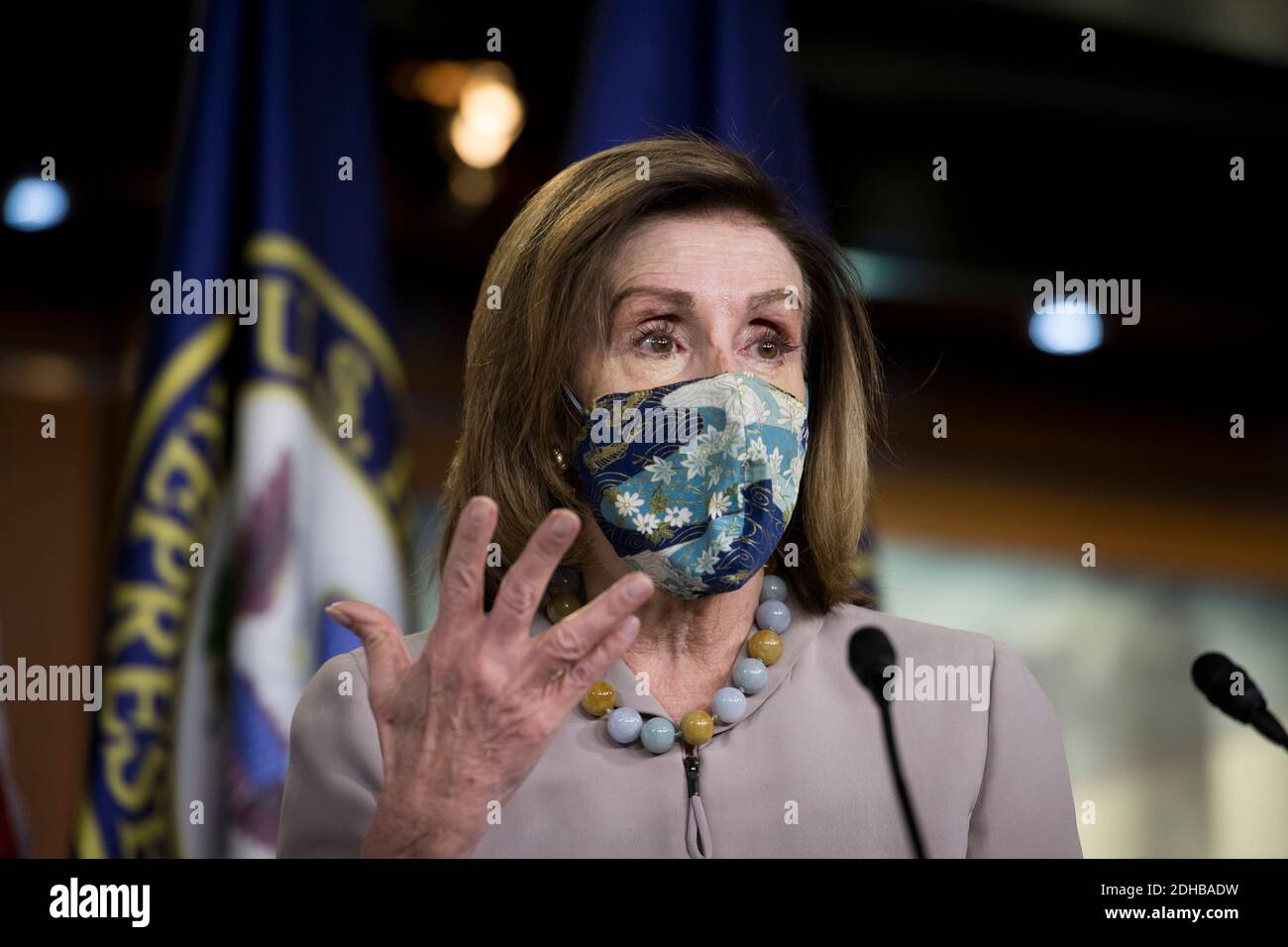 Die Sprecherin des Repräsentantenhauses der Vereinigten Staaten, Nancy Pelosi (Demokratin von Kalifornien), bietet während ihrer wöchentlichen Pressekonferenz im US-Kapitol in Washington, DC, am Donnerstag, den 10. Dezember 2020, Kommentare und Fragen von Reportern an. Kredit: Rod Lampey/CNP Verwendung weltweit Stockfoto