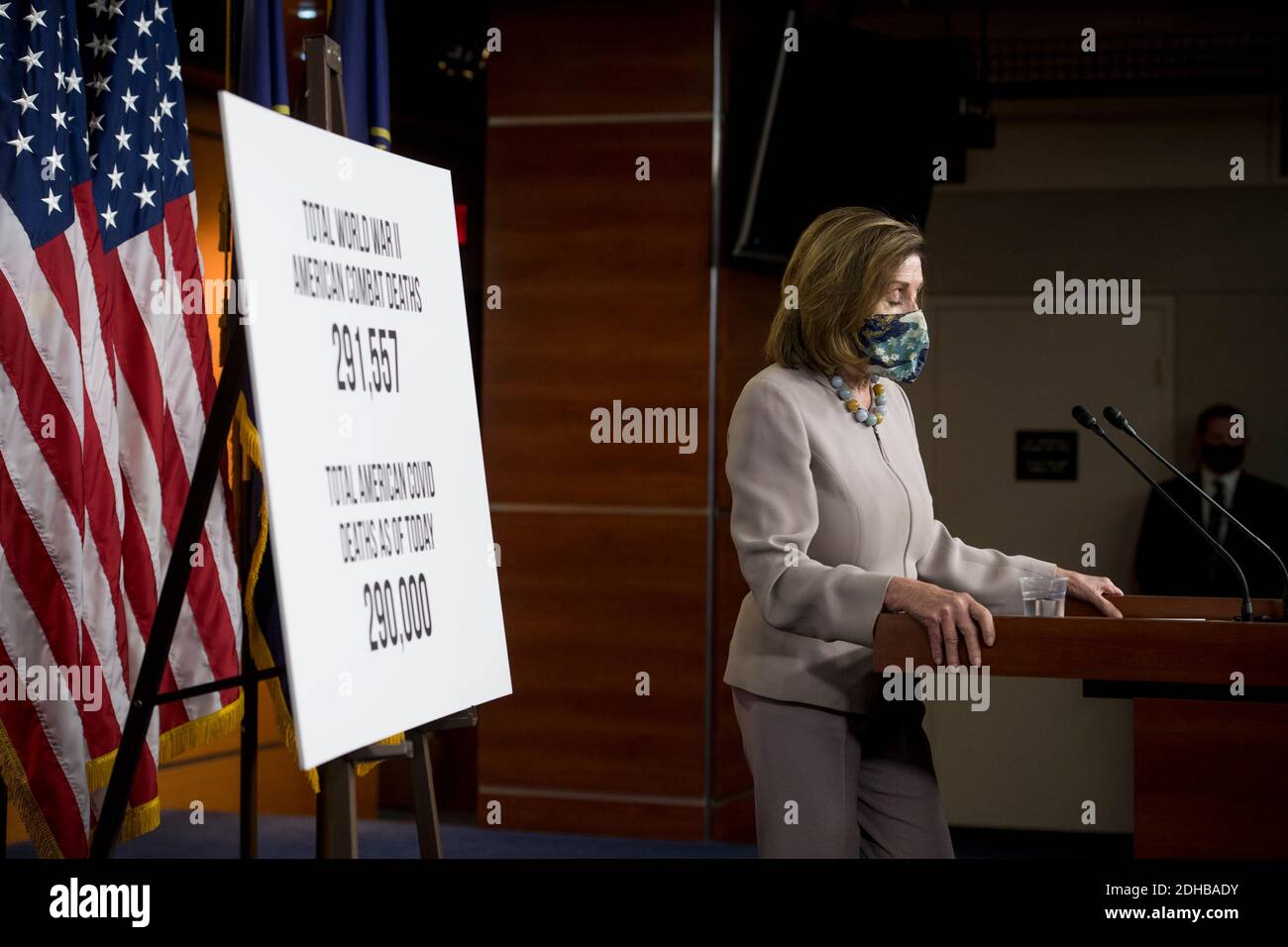 Die Sprecherin des Repräsentantenhauses der Vereinigten Staaten, Nancy Pelosi (Demokratin von Kalifornien), bietet während ihrer wöchentlichen Pressekonferenz im US-Kapitol in Washington, DC, am Donnerstag, den 10. Dezember 2020, Kommentare und Fragen von Reportern an. Kredit: Rod Lampey/CNP Verwendung weltweit Stockfoto Die Sprecherin des Repräsentantenhauses der Vereinigten Staaten, Nancy Pelosi (Demokratin von Kalifornien), bietet während ihrer wöchentlichen Pressekonferenz im US-Kapitol in Washington, DC, am Donnerstag, den 10. Dezember 2020, Kommentare und Fragen von Reportern an. Kredit: Rod Lampey/CNP Verwendung weltweit Stockfoto