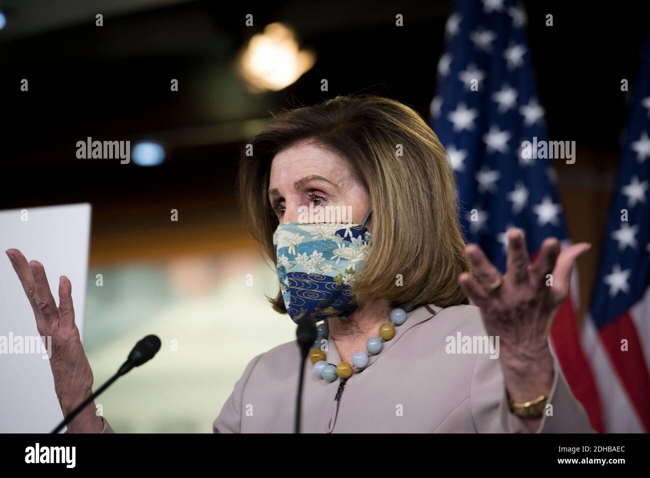 Die Sprecherin des Repräsentantenhauses der Vereinigten Staaten, Nancy Pelosi (Demokratin von Kalifornien), bietet während ihrer wöchentlichen Pressekonferenz im US-Kapitol in Washington, DC, am Donnerstag, den 10. Dezember 2020, Kommentare und Fragen von Reportern an. Kredit: Rod Lampey/CNP Verwendung weltweit Stockfoto Die Sprecherin des Repräsentantenhauses der Vereinigten Staaten, Nancy Pelosi (Demokratin von Kalifornien), bietet während ihrer wöchentlichen Pressekonferenz im US-Kapitol in Washington, DC, am Donnerstag, den 10. Dezember 2020, Kommentare und Fragen von Reportern an. Kredit: Rod Lampey/CNP Verwendung weltweit Stockfoto