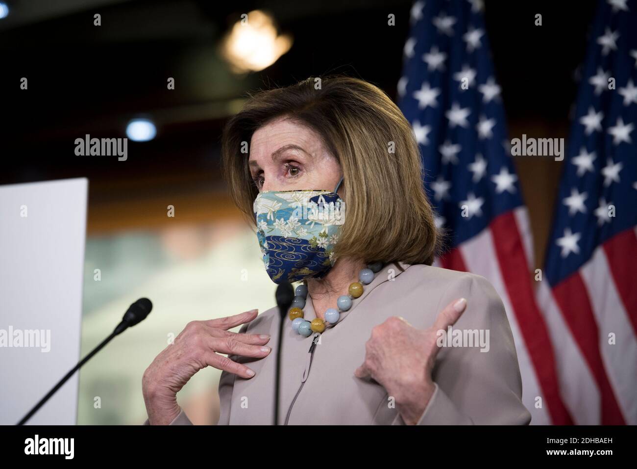 Die Sprecherin des Repräsentantenhauses der Vereinigten Staaten, Nancy Pelosi (Demokratin von Kalifornien), bietet während ihrer wöchentlichen Pressekonferenz im US-Kapitol in Washington, DC, am Donnerstag, den 10. Dezember 2020, Kommentare und Fragen von Reportern an. Kredit: Rod Lampey/CNP Verwendung weltweit Stockfoto Die Sprecherin des Repräsentantenhauses der Vereinigten Staaten, Nancy Pelosi (Demokratin von Kalifornien), bietet während ihrer wöchentlichen Pressekonferenz im US-Kapitol in Washington, DC, am Donnerstag, den 10. Dezember 2020, Kommentare und Fragen von Reportern an. Kredit: Rod Lampey/CNP Verwendung weltweit Stockfoto