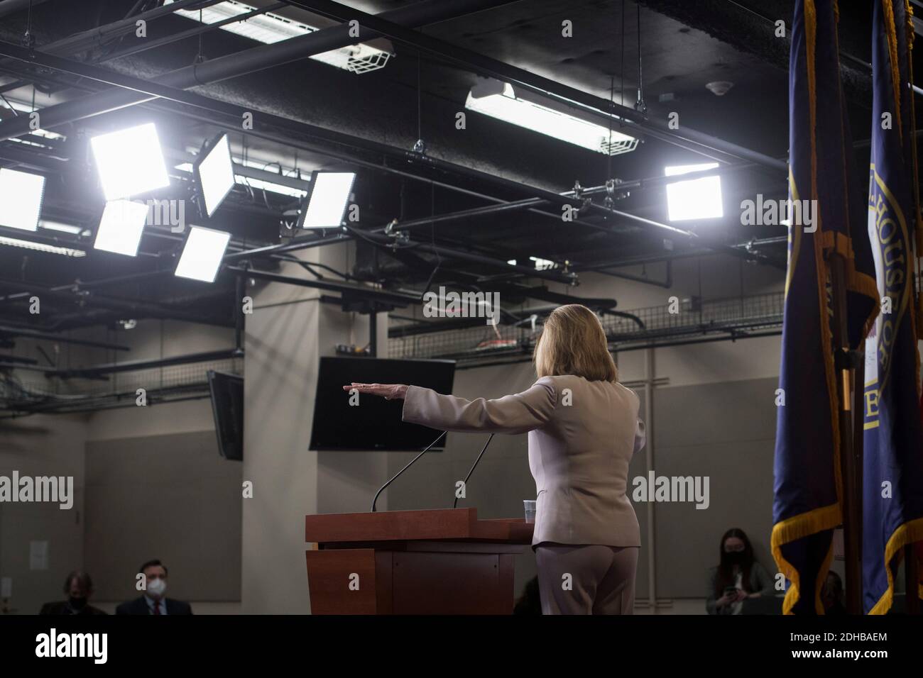 Die Sprecherin des Repräsentantenhauses der Vereinigten Staaten, Nancy Pelosi (Demokratin von Kalifornien), bietet während ihrer wöchentlichen Pressekonferenz im US-Kapitol in Washington, DC, am Donnerstag, den 10. Dezember 2020, Kommentare und Fragen von Reportern an. Kredit: Rod Lampey/CNP Verwendung weltweit Stockfoto Die Sprecherin des Repräsentantenhauses der Vereinigten Staaten, Nancy Pelosi (Demokratin von Kalifornien), bietet während ihrer wöchentlichen Pressekonferenz im US-Kapitol in Washington, DC, am Donnerstag, den 10. Dezember 2020, Kommentare und Fragen von Reportern an. Kredit: Rod Lampey/CNP Verwendung weltweit Stockfoto
