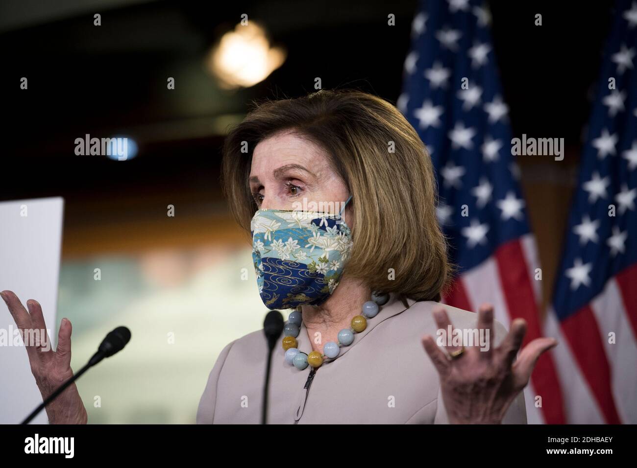 Die Sprecherin des Repräsentantenhauses der Vereinigten Staaten, Nancy Pelosi (Demokratin von Kalifornien), bietet während ihrer wöchentlichen Pressekonferenz im US-Kapitol in Washington, DC, am Donnerstag, den 10. Dezember 2020, Kommentare und Fragen von Reportern an. Kredit: Rod Lampey/CNP Verwendung weltweit Stockfoto Die Sprecherin des Repräsentantenhauses der Vereinigten Staaten, Nancy Pelosi (Demokratin von Kalifornien), bietet während ihrer wöchentlichen Pressekonferenz im US-Kapitol in Washington, DC, am Donnerstag, den 10. Dezember 2020, Kommentare und Fragen von Reportern an. Kredit: Rod Lampey/CNP Verwendung weltweit Stockfoto