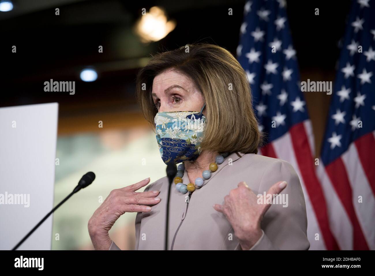 Die Sprecherin des Repräsentantenhauses der Vereinigten Staaten, Nancy Pelosi (Demokratin von Kalifornien), bietet während ihrer wöchentlichen Pressekonferenz im US-Kapitol in Washington, DC, am Donnerstag, den 10. Dezember 2020, Kommentare und Fragen von Reportern an. Kredit: Rod Lampey/CNP Verwendung weltweit Stockfoto Die Sprecherin des Repräsentantenhauses der Vereinigten Staaten, Nancy Pelosi (Demokratin von Kalifornien), bietet während ihrer wöchentlichen Pressekonferenz im US-Kapitol in Washington, DC, am Donnerstag, den 10. Dezember 2020, Kommentare und Fragen von Reportern an. Kredit: Rod Lampey/CNP Verwendung weltweit Stockfoto