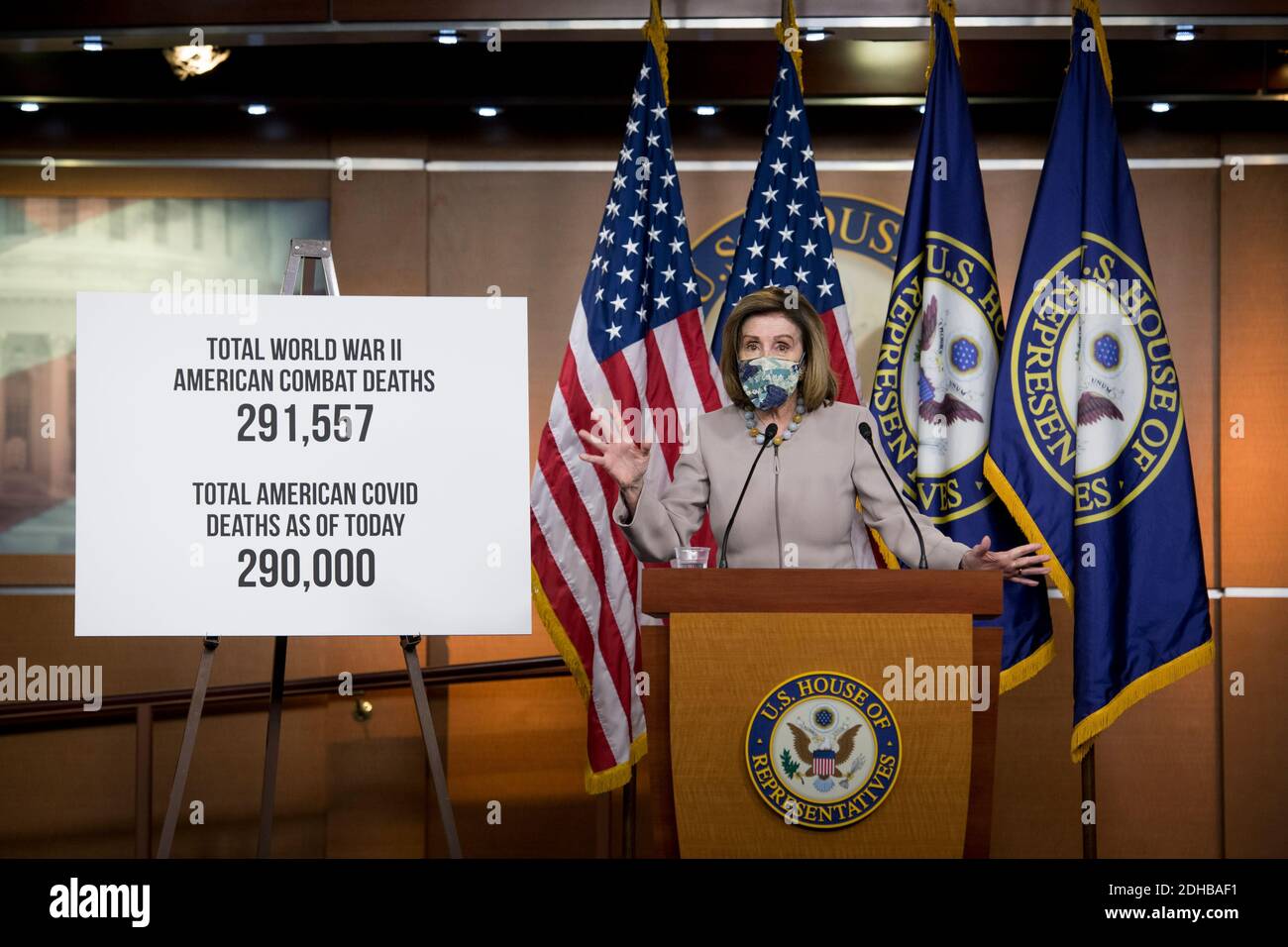 Die Sprecherin des Repräsentantenhauses der Vereinigten Staaten, Nancy Pelosi (Demokratin von Kalifornien), bietet während ihrer wöchentlichen Pressekonferenz im US-Kapitol in Washington, DC, am Donnerstag, den 10. Dezember 2020, Kommentare und Fragen von Reportern an. Kredit: Rod Lampey/CNP Verwendung weltweit Stockfoto Die Sprecherin des Repräsentantenhauses der Vereinigten Staaten, Nancy Pelosi (Demokratin von Kalifornien), bietet während ihrer wöchentlichen Pressekonferenz im US-Kapitol in Washington, DC, am Donnerstag, den 10. Dezember 2020, Kommentare und Fragen von Reportern an. Kredit: Rod Lampey/CNP Verwendung weltweit Stockfoto