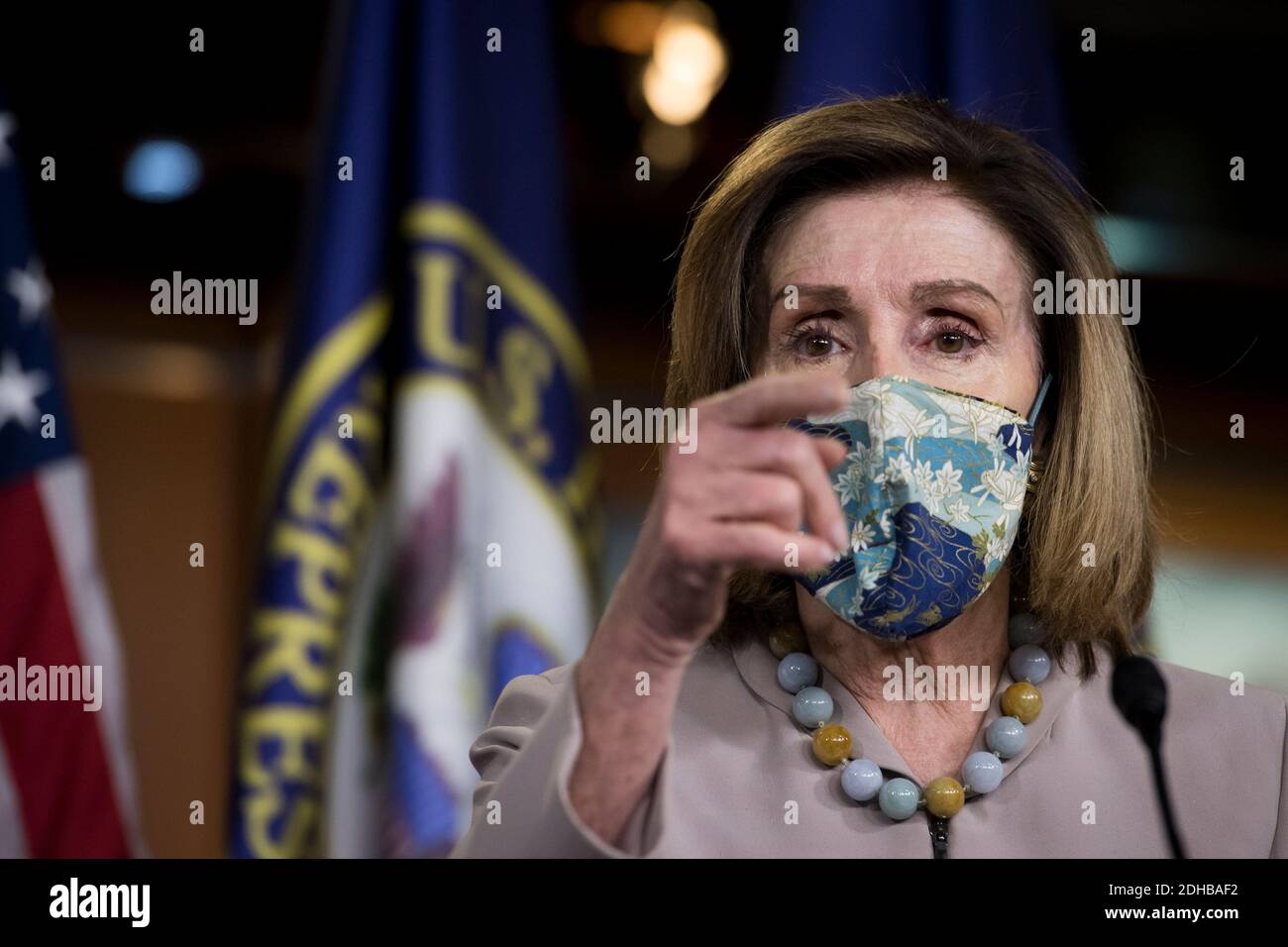 Die Sprecherin des Repräsentantenhauses der Vereinigten Staaten, Nancy Pelosi (Demokratin von Kalifornien), bietet während ihrer wöchentlichen Pressekonferenz im US-Kapitol in Washington, DC, am Donnerstag, den 10. Dezember 2020, Kommentare und Fragen von Reportern an. Kredit: Rod Lampey/CNP Verwendung weltweit Stockfoto Die Sprecherin des Repräsentantenhauses der Vereinigten Staaten, Nancy Pelosi (Demokratin von Kalifornien), bietet während ihrer wöchentlichen Pressekonferenz im US-Kapitol in Washington, DC, am Donnerstag, den 10. Dezember 2020, Kommentare und Fragen von Reportern an. Kredit: Rod Lampey/CNP Verwendung weltweit Stockfoto