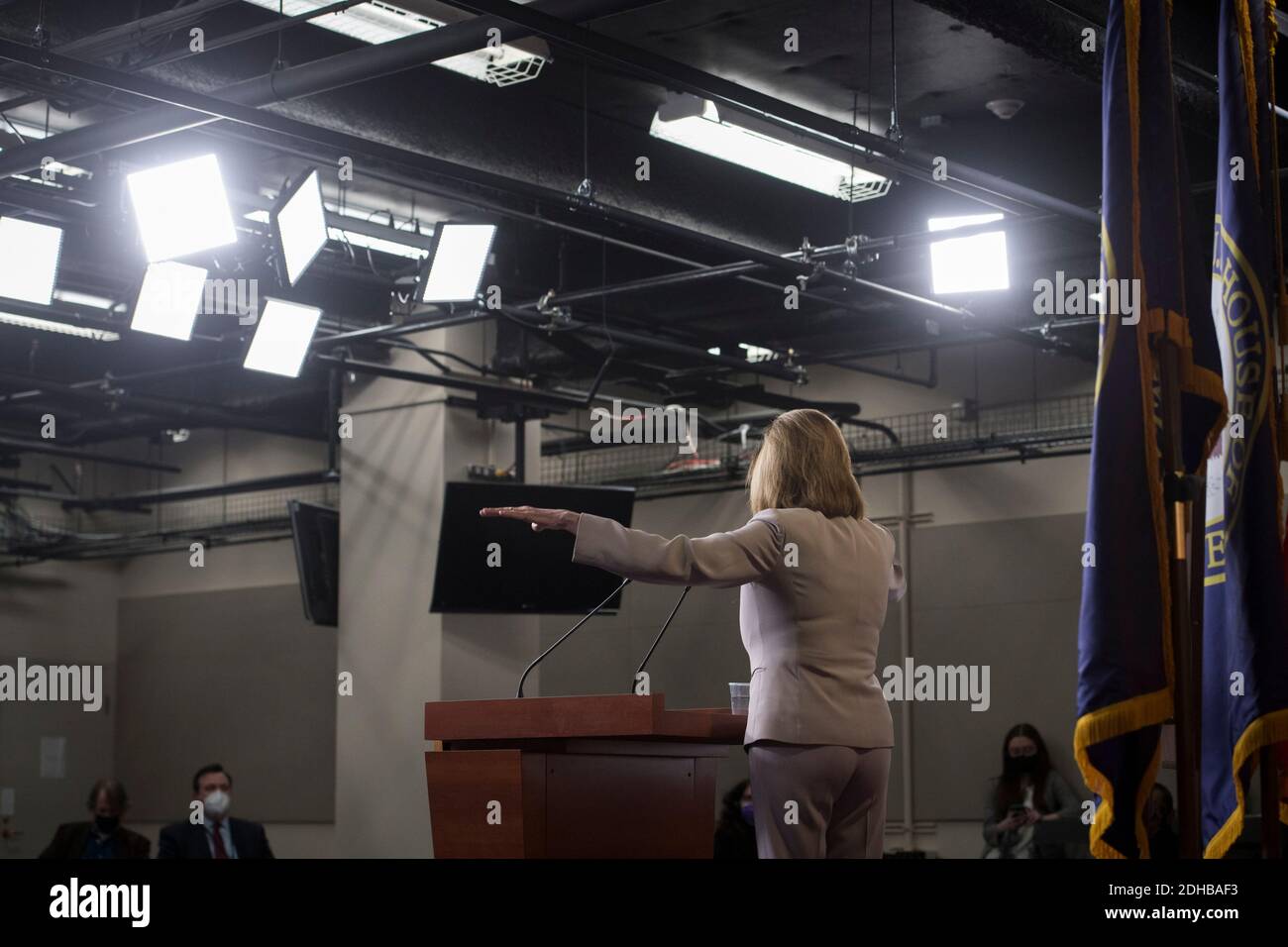 Die Sprecherin des Repräsentantenhauses der Vereinigten Staaten, Nancy Pelosi (Demokratin von Kalifornien), bietet während ihrer wöchentlichen Pressekonferenz im US-Kapitol in Washington, DC, am Donnerstag, den 10. Dezember 2020, Kommentare und Fragen von Reportern an. Kredit: Rod Lampey/CNP Verwendung weltweit Stockfoto Die Sprecherin des Repräsentantenhauses der Vereinigten Staaten, Nancy Pelosi (Demokratin von Kalifornien), bietet während ihrer wöchentlichen Pressekonferenz im US-Kapitol in Washington, DC, am Donnerstag, den 10. Dezember 2020, Kommentare und Fragen von Reportern an. Kredit: Rod Lampey/CNP Verwendung weltweit Stockfoto