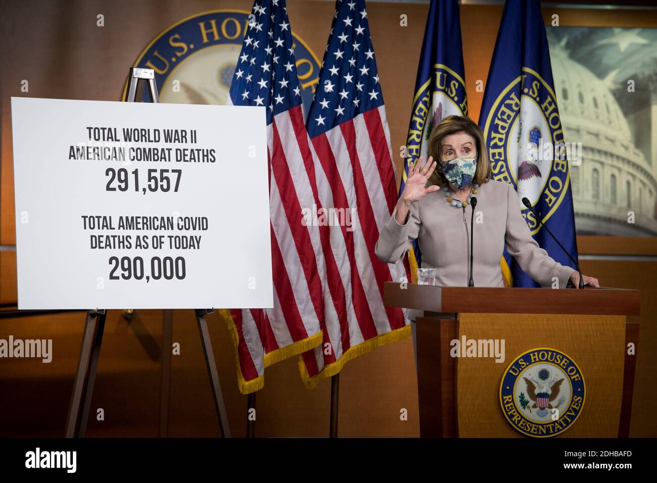 Die Sprecherin des Repräsentantenhauses der Vereinigten Staaten, Nancy Pelosi (Demokratin von Kalifornien), bietet während ihrer wöchentlichen Pressekonferenz im US-Kapitol in Washington, DC, am Donnerstag, den 10. Dezember 2020, Kommentare und Fragen von Reportern an. Kredit: Rod Lampey/CNP Verwendung weltweit Stockfoto Die Sprecherin des Repräsentantenhauses der Vereinigten Staaten, Nancy Pelosi (Demokratin von Kalifornien), bietet während ihrer wöchentlichen Pressekonferenz im US-Kapitol in Washington, DC, am Donnerstag, den 10. Dezember 2020, Kommentare und Fragen von Reportern an. Kredit: Rod Lampey/CNP Verwendung weltweit Stockfoto