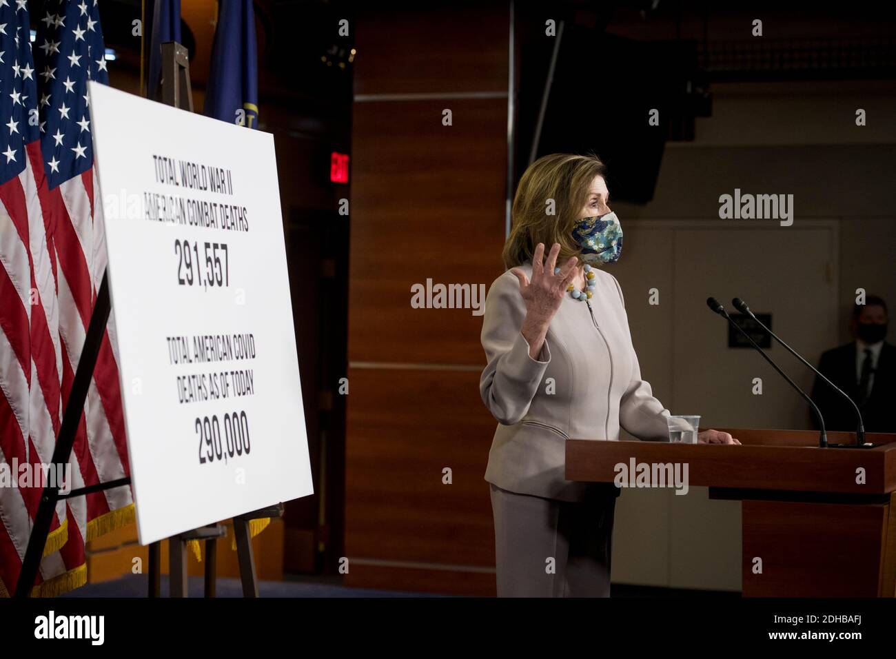 Die Sprecherin des Repräsentantenhauses der Vereinigten Staaten, Nancy Pelosi (Demokratin von Kalifornien), bietet während ihrer wöchentlichen Pressekonferenz im US-Kapitol in Washington, DC, am Donnerstag, den 10. Dezember 2020, Kommentare und Fragen von Reportern an. Kredit: Rod Lampey/CNP Verwendung weltweit Stockfoto Die Sprecherin des Repräsentantenhauses der Vereinigten Staaten, Nancy Pelosi (Demokratin von Kalifornien), bietet während ihrer wöchentlichen Pressekonferenz im US-Kapitol in Washington, DC, am Donnerstag, den 10. Dezember 2020, Kommentare und Fragen von Reportern an. Kredit: Rod Lampey/CNP Verwendung weltweit Stockfoto