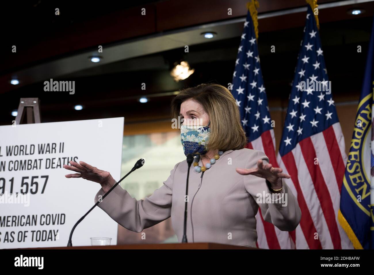 Die Sprecherin des Repräsentantenhauses der Vereinigten Staaten, Nancy Pelosi (Demokratin von Kalifornien), bietet während ihrer wöchentlichen Pressekonferenz im US-Kapitol in Washington, DC, am Donnerstag, den 10. Dezember 2020, Kommentare und Fragen von Reportern an. Kredit: Rod Lampey/CNP Verwendung weltweit Stockfoto Die Sprecherin des Repräsentantenhauses der Vereinigten Staaten, Nancy Pelosi (Demokratin von Kalifornien), bietet während ihrer wöchentlichen Pressekonferenz im US-Kapitol in Washington, DC, am Donnerstag, den 10. Dezember 2020, Kommentare und Fragen von Reportern an. Kredit: Rod Lampey/CNP Verwendung weltweit Stockfoto