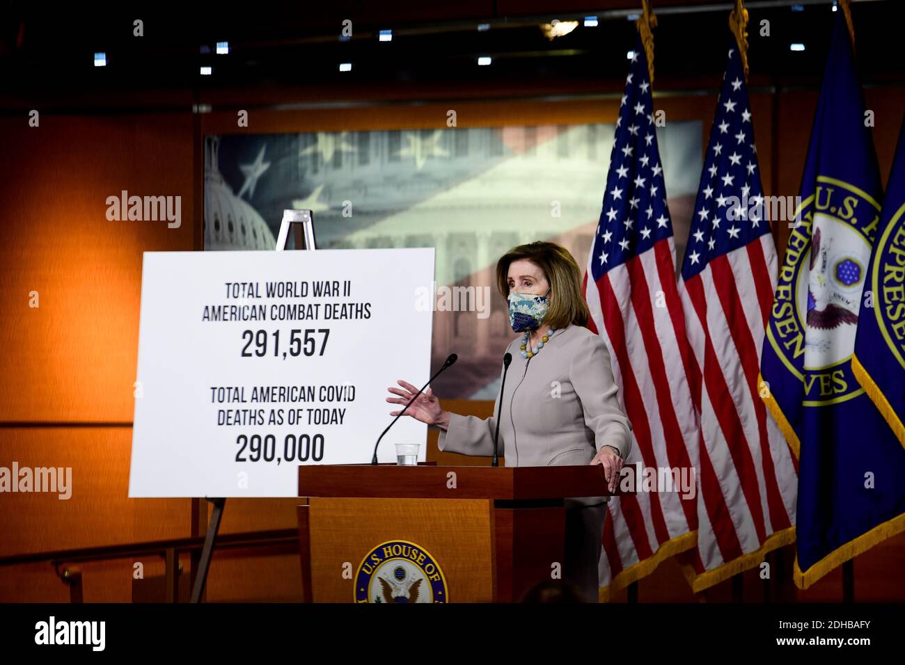 Die Sprecherin des Repräsentantenhauses der Vereinigten Staaten, Nancy Pelosi (Demokratin von Kalifornien), bietet während ihrer wöchentlichen Pressekonferenz im US-Kapitol in Washington, DC, am Donnerstag, den 10. Dezember 2020, Kommentare und Fragen von Reportern an. Kredit: Rod Lampey/CNP Verwendung weltweit Stockfoto Die Sprecherin des Repräsentantenhauses der Vereinigten Staaten, Nancy Pelosi (Demokratin von Kalifornien), bietet während ihrer wöchentlichen Pressekonferenz im US-Kapitol in Washington, DC, am Donnerstag, den 10. Dezember 2020, Kommentare und Fragen von Reportern an. Kredit: Rod Lampey/CNP Verwendung weltweit Stockfoto