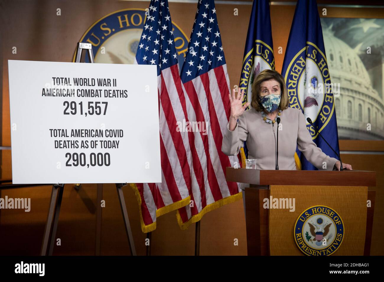 Die Sprecherin des Repräsentantenhauses der Vereinigten Staaten, Nancy Pelosi (Demokratin von Kalifornien), bietet während ihrer wöchentlichen Pressekonferenz im US-Kapitol in Washington, DC, am Donnerstag, den 10. Dezember 2020, Kommentare und Fragen von Reportern an. Kredit: Rod Lampey/CNP Verwendung weltweit Stockfoto Die Sprecherin des Repräsentantenhauses der Vereinigten Staaten, Nancy Pelosi (Demokratin von Kalifornien), bietet während ihrer wöchentlichen Pressekonferenz im US-Kapitol in Washington, DC, am Donnerstag, den 10. Dezember 2020, Kommentare und Fragen von Reportern an. Kredit: Rod Lampey/CNP Verwendung weltweit Stockfoto