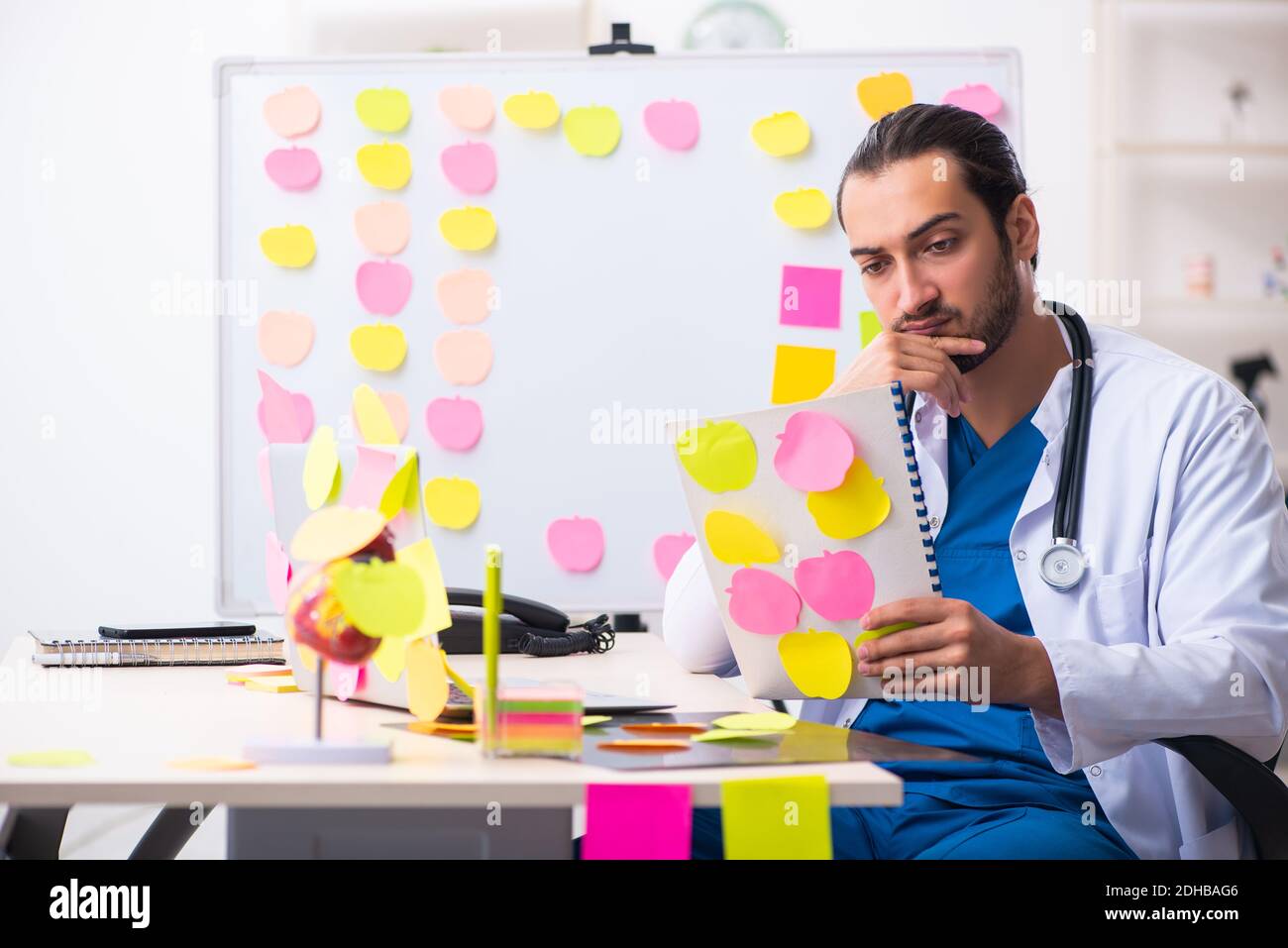 Junge männliche Sanitäter in widersprüchlichen Prioritäten Konzept Stockfoto